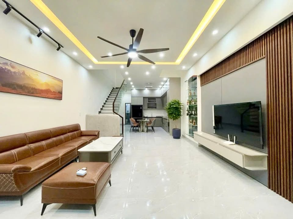 Nhà 3 tầng full nội thất, sổ hồng chính chủ, đường Đặng Văn Chung, Hội An