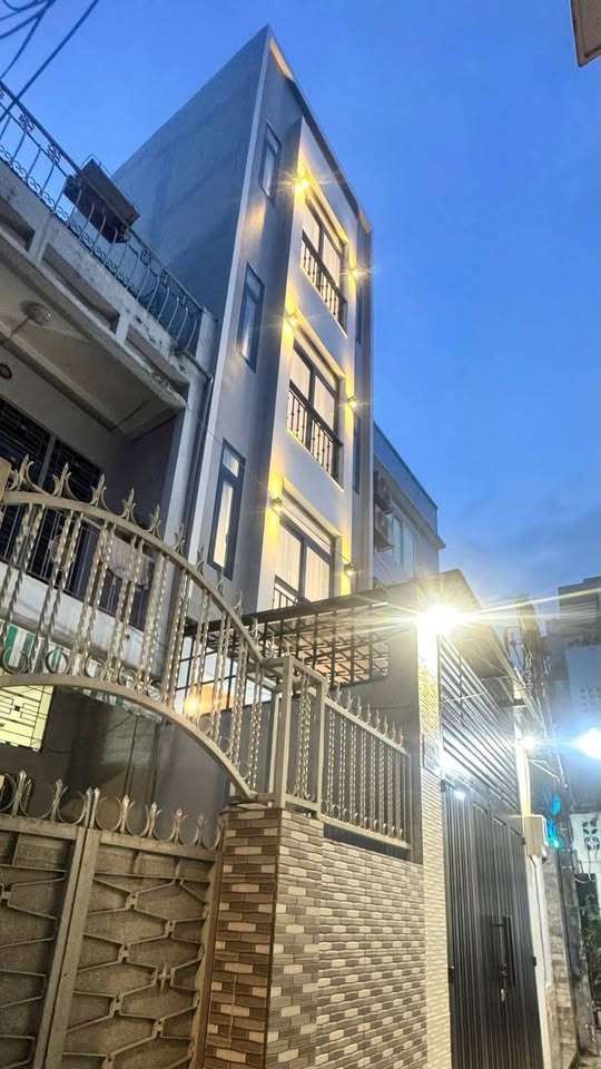 Nhà Lê Hồng Phong, Quận 10, 4 tầng mới, sát mặt tiền, giá hời