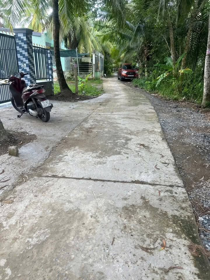 Nhà mới xây dựng, tọa lạc tại vị trí thuận lợi thuộc Sơn Đông, Bến Tre, chỉ cách chợ Phước Hậu một đoạn ngắn