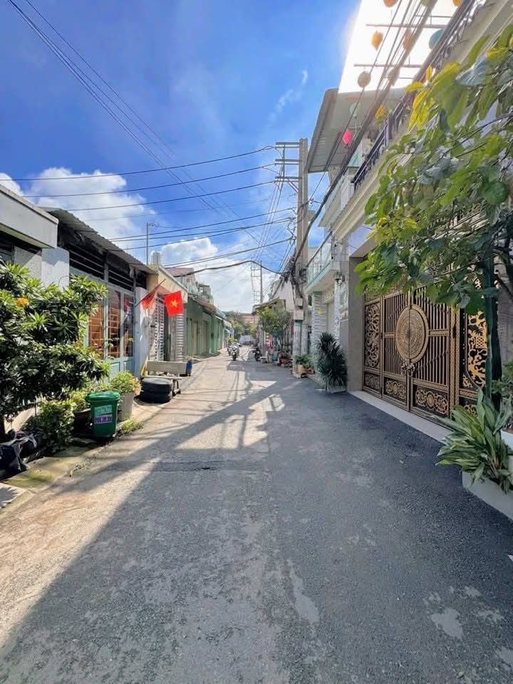 Nhà 2 tầng kiên cố, hẻm nhựa 6m, giá nhỉnh 3 tỷ - Cứu tinh cho ví tiền!