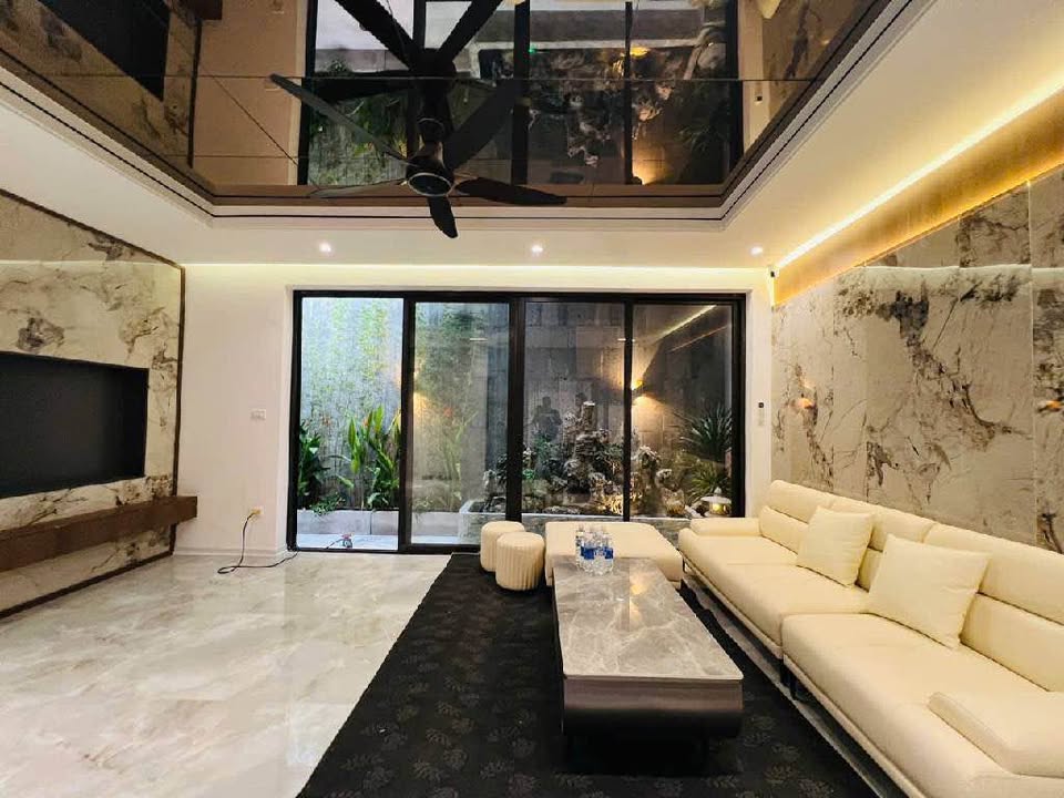 Nhà 6 tầng thang máy, mặt tiền 8.4m siêu rộng, 5m ra ô tô ở Hoàng Văn Thái