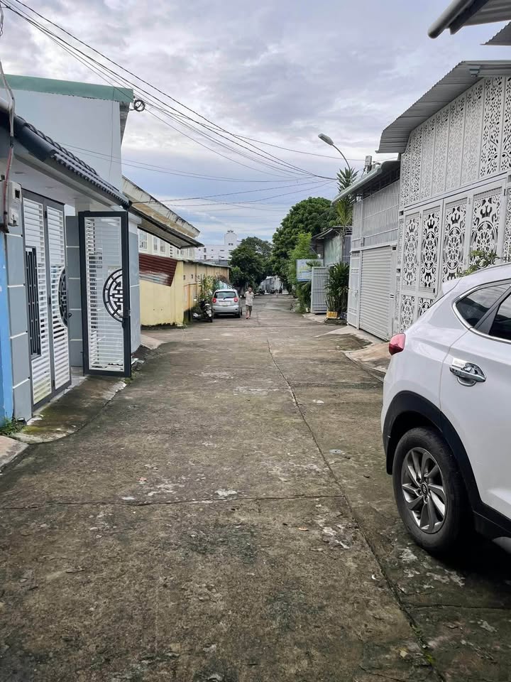 Nhà kiên cố đường ô tô rộng 5m, gần Mai Hắc Đế - Kon Tum, giá tốt