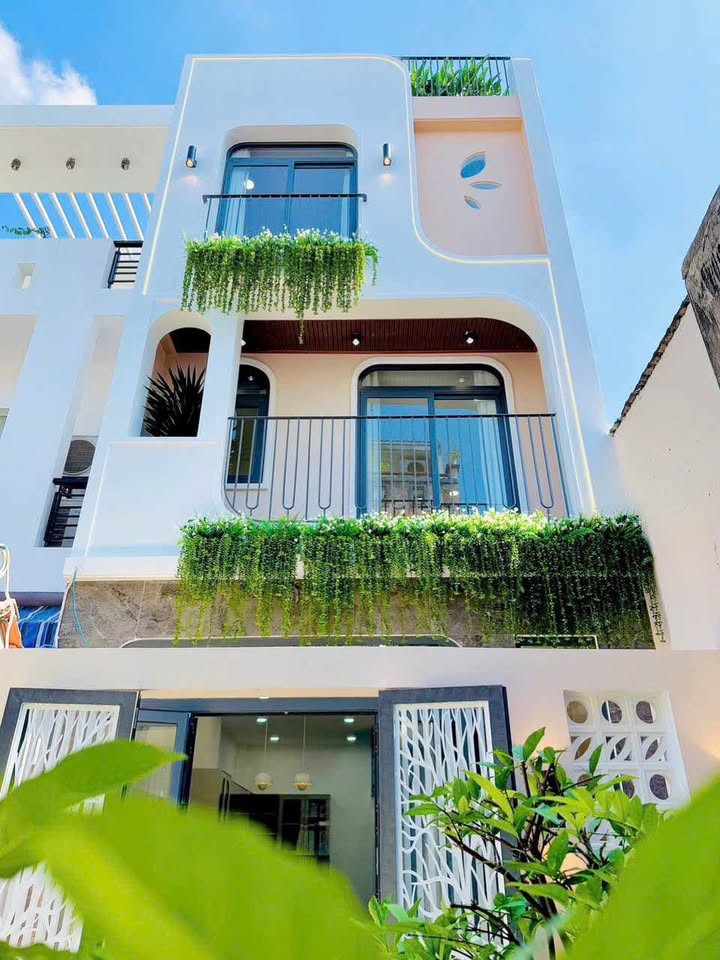 Siêu phẩm nhà mới xây 4 tầng full option, tọa lạc ngay Emart Phan Huy Ích, Phường 12