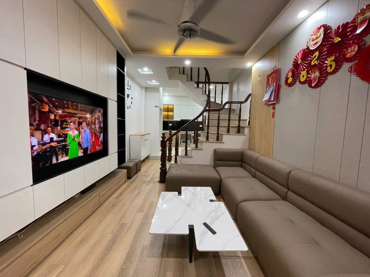 Nhà mới Thụy Phương, 5 tầng, ô tô đỗ cổng, gần Học viện Tài Chính, giá 6.35 tỷ