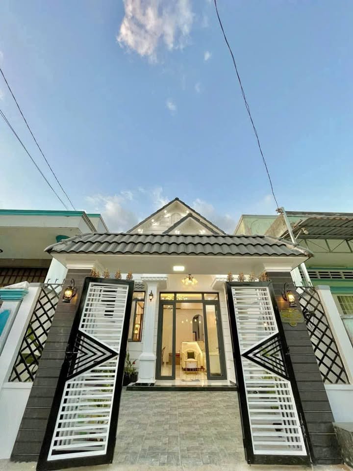 Nhà mái thái 2 ngủ, sân đậu ô tô, vị trí đẹp tại phường Tân Hạnh, Vĩnh Long