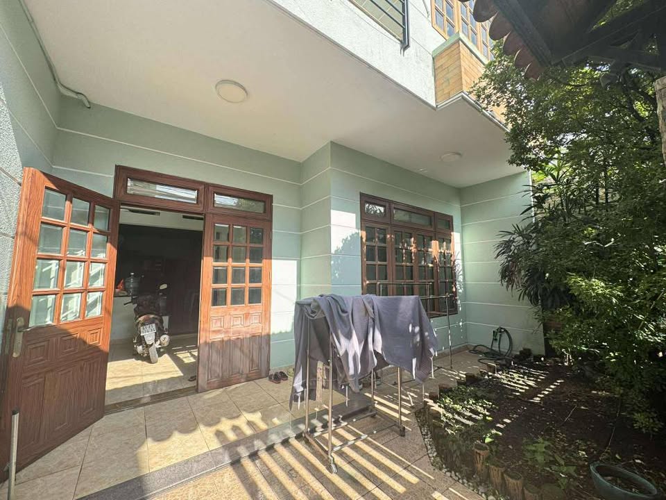 Không thể tin nổi! Nhà 2 tầng 97m2, 4 ngủ, ô tô vô nhà, gần chợ kiến thiết chỉ 9.5 tỷ