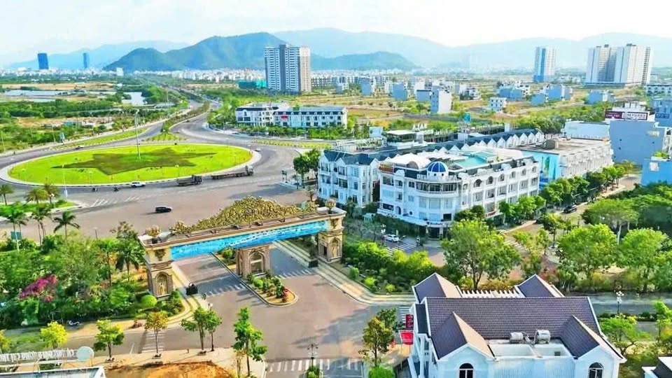 Tọa lạc tại khu Chợ Góc - Đại Phú Gia sầm uất, ngôi nhà liền kề mang đến một không gian sống lý tưởng