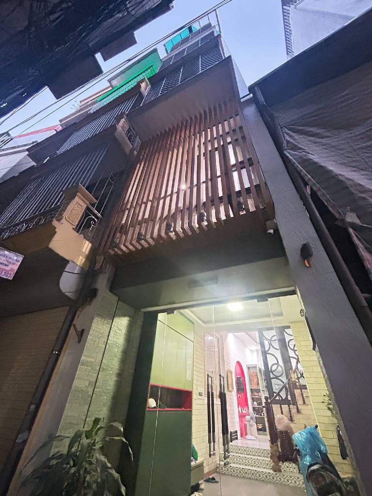 Nhà Đống Đa 8 ngủ, sân vườn xịn sò, giá 12 tỷ