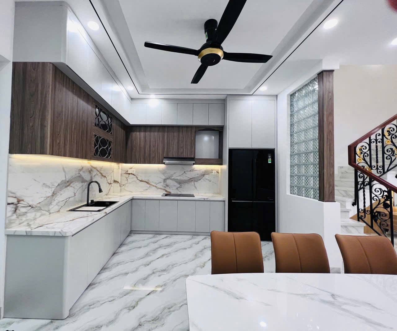 Nhà tân cổ điển 3 tầng đối diện công viên tại khu đô thị Hà Quang 2, Nha Trang