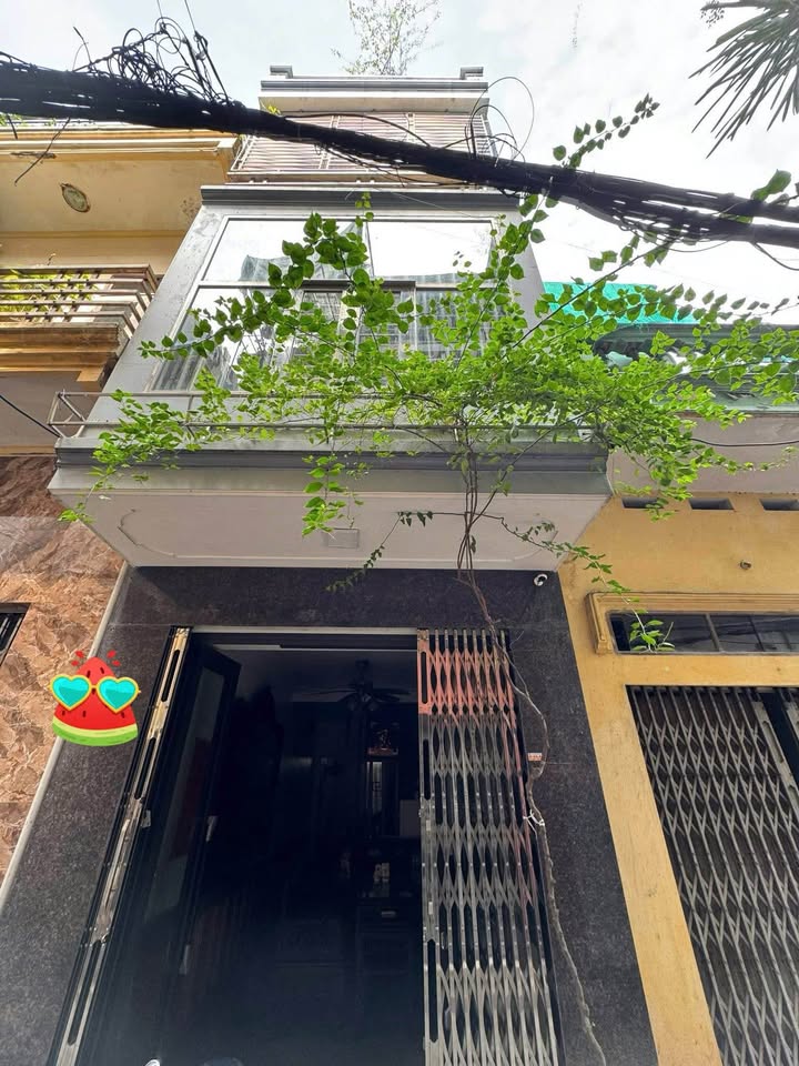 Nhà 3.5 tầng mặt ngõ Mạc Thị Bưởi, trung tâm thành phố Nam Định, ngõ thông, ô tô đỗ cửa, giá 2.45 tỷ