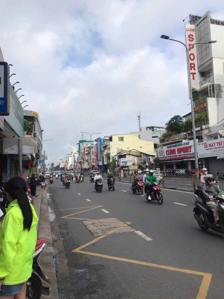 Nhà mặt tiền đường Hoàng Văn Thụ, Phú Nhuận, 3 tầng, diện tích 51m2, đang cho thuê 50 triệu/tháng, giá 13.9 tỷ