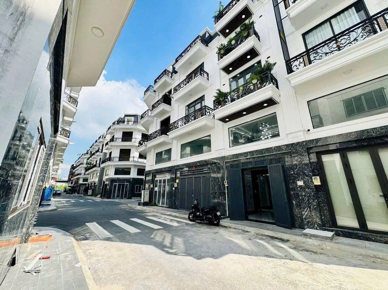 Nhà 5 tầng mới tinh, 4 phòng ngủ, sẵn nội thất, cho thuê giá tốt tại Thạnh Xuân, Quận 12