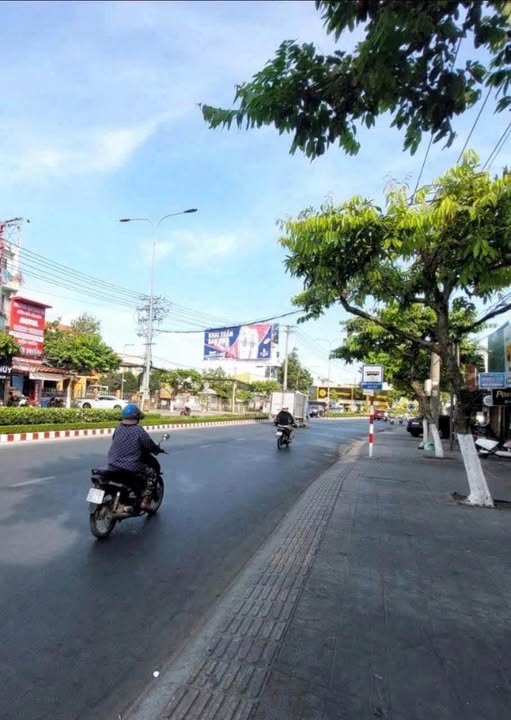 Nhà 2 lầu mặt tiền Đại lộ Đồng Khởi, Bến Tre - 101.6m2, 14.5 tỷ