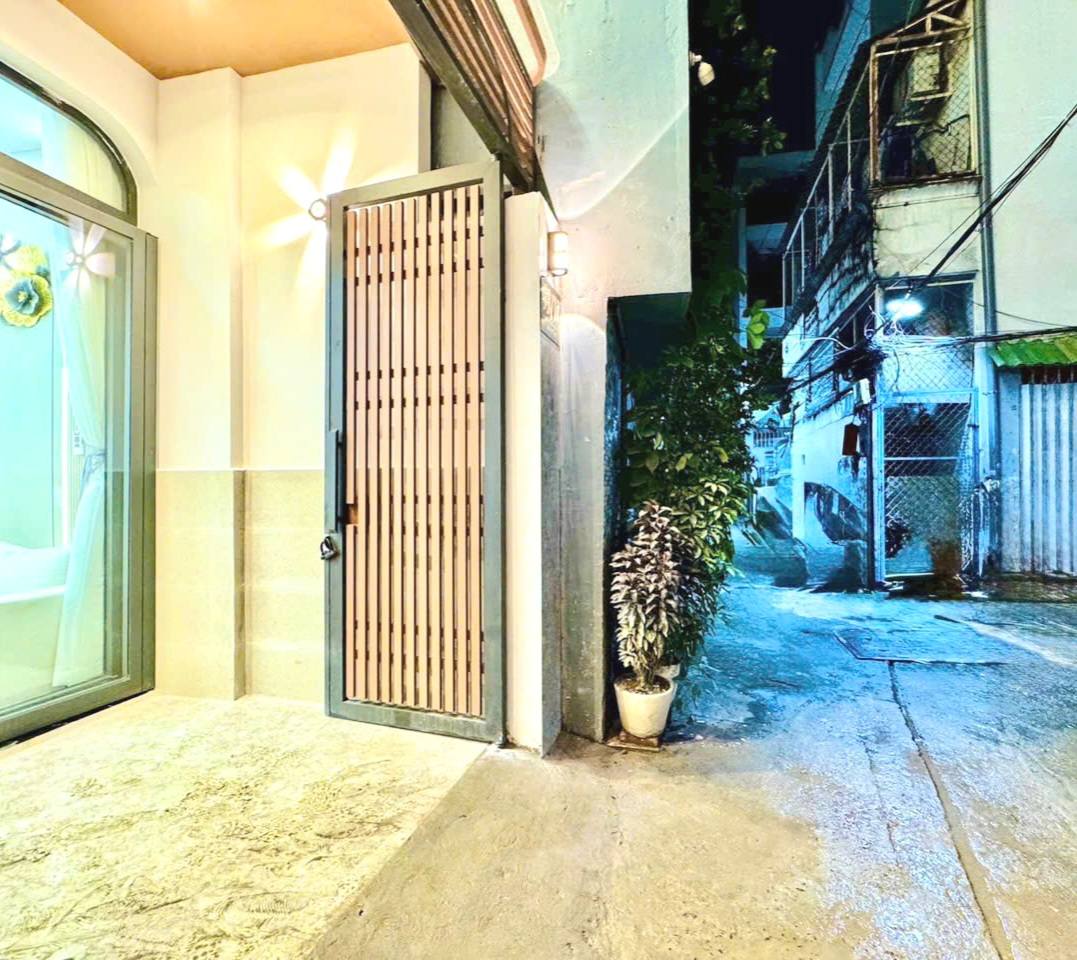 Nhà xinh lung linh tọa lạc tại hẻm 3m, chỉ cách mặt tiền khu ẩm thực Phan Xích Long vài bước chân