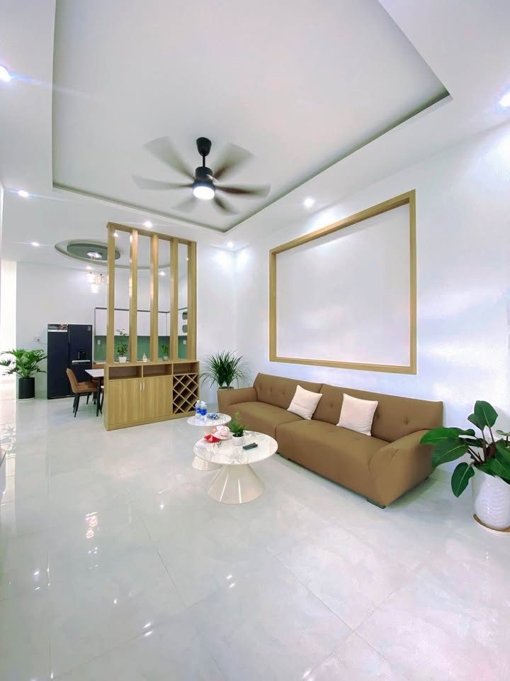 Nhà thiết kế hiện đại với sân ô tô rộng rãi, phòng khách sang trọng, bếp tiện nghi