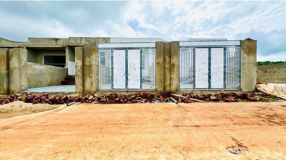 Nhà mới tinh tươm, đang vào hoàn thiện, sẵn sàng đón chủ mới