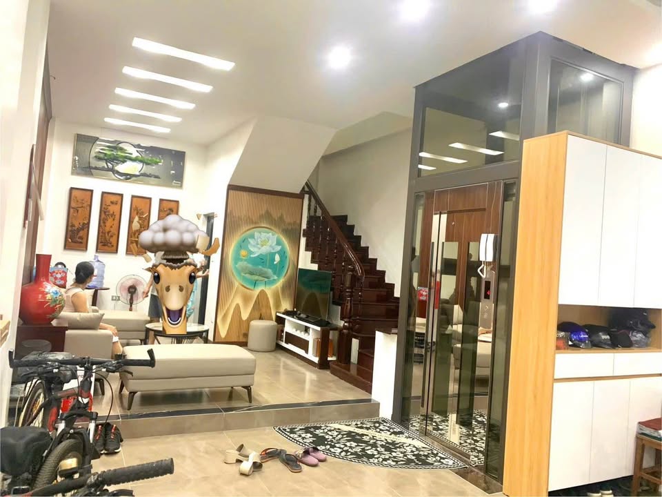 Nhà Cầu Giấy 51m² 5 tầng, thang máy, ô tô trong nhà, sổ đỏ sẵn sàng