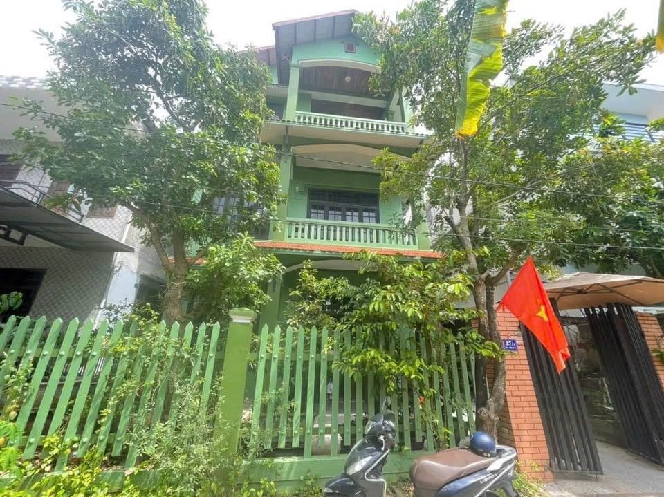 Cần bán gấp biệt thự 3 tầng kiên cố, nằm ngay trung tâm thành phố, thuộc kiệt 333 đường Phạm Văn