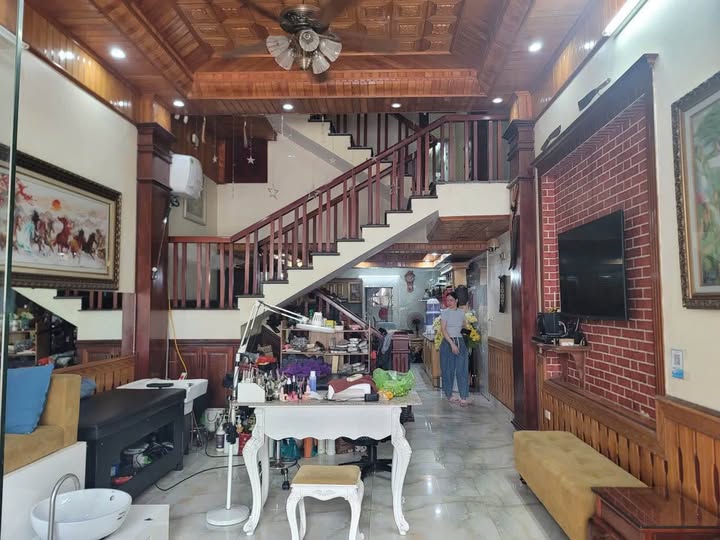 Bán gấp nhà 3 tầng mặt tiền kinh doanh, vị trí vàng, giá sốc