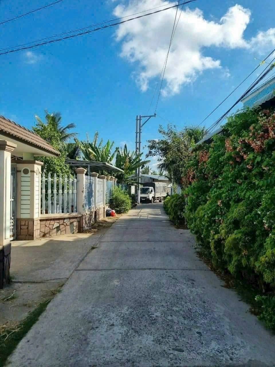 Đất vàng Phú Tân - Mặt tiền đường DX01, ngang 4m hơn, giá 900 triệu - Xe tải vô tư