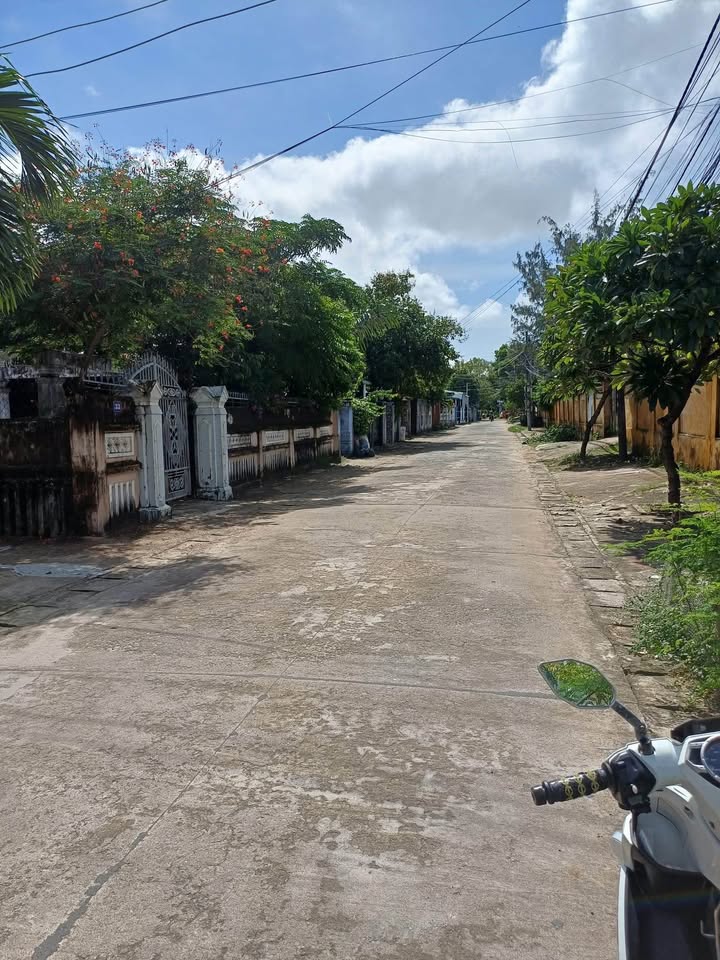 Nhà 2 tầng đẹp như mơ, ngang 3.7m, sổ đỏ full thổ cư, giá cực hời