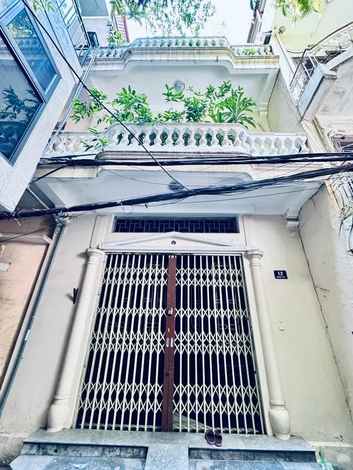 Nhà Cầu Giấy 42m2, 3 tầng, ngõ thông, 10m ra mặt phố, giá hời