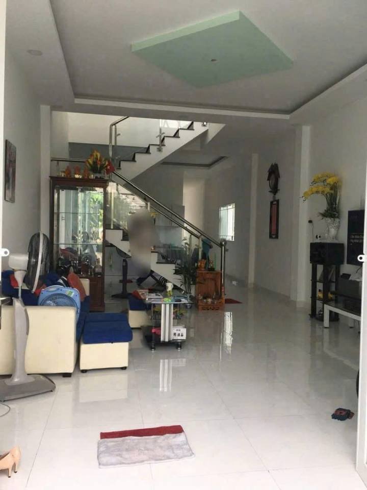 Nhà cấp 3 khang trang, tọa lạc trên trục đường chính sầm uất của khu dân cư Hiệp Hòa Phát