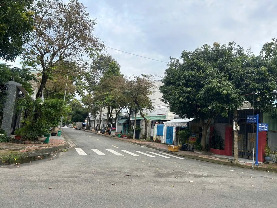 Bán lô đất góc 2 mặt tiền Hà Huy Giáp, Nguyễn Phúc Chu, gần công viên Long Tâm