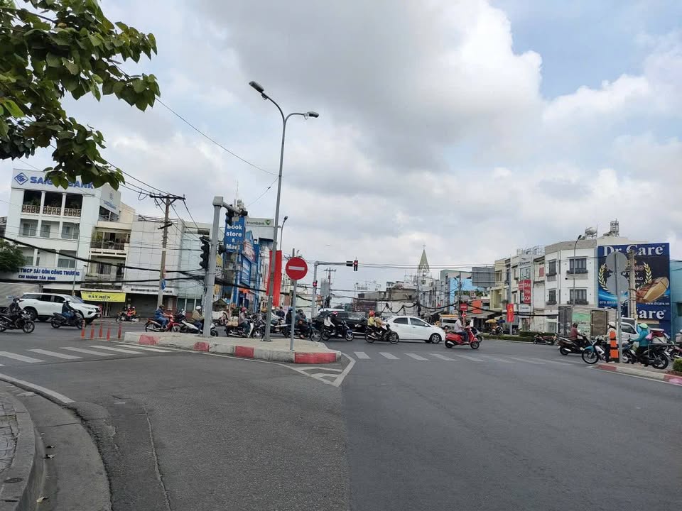 Ngã 4 Bảy Hiền, nhà 2 ngủ mới đẹp, hẻm 1 sẹc sát mặt tiền, chỉ 4.1 tỷ