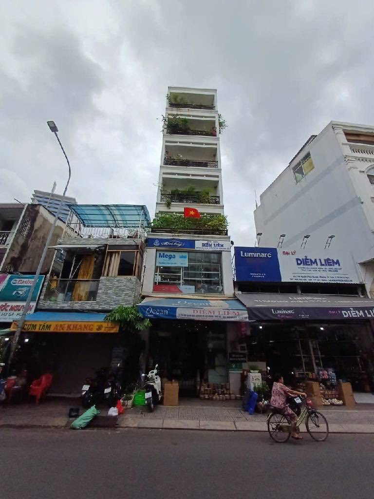 Nhà tọa lạc tại vị trí đắc địa trên đường Nguyễn Phúc Nguyên, quận 3, thành phố Hồ Chí Minh