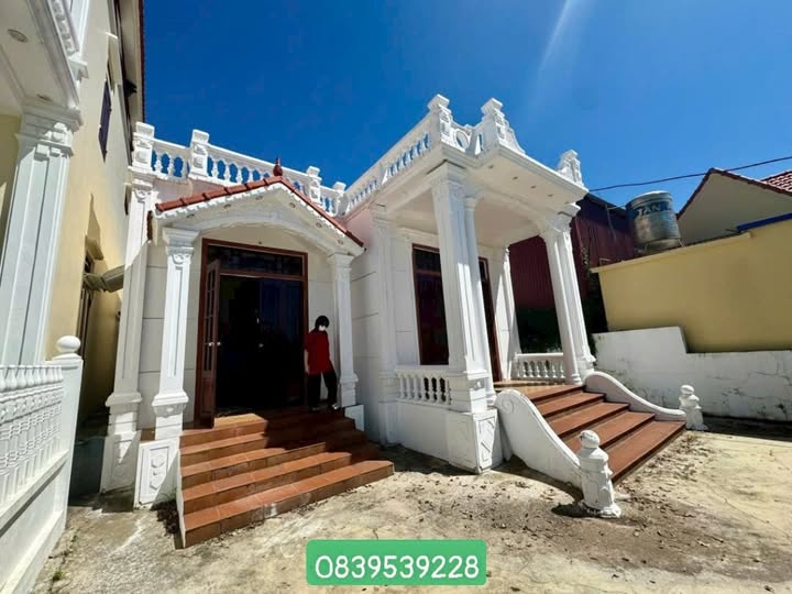 Nhà xinh view hồ, sổ đỏ chính chủ, giá yêu thương