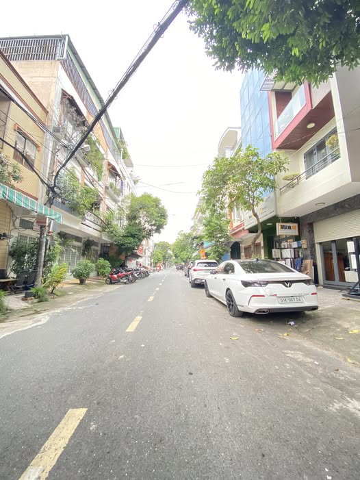 Nhà hẻm xe hơi ngủ trong nhà, hơn 100m2, 3 tầng, giá nhỉnh 9 tỷ, Tân Bình