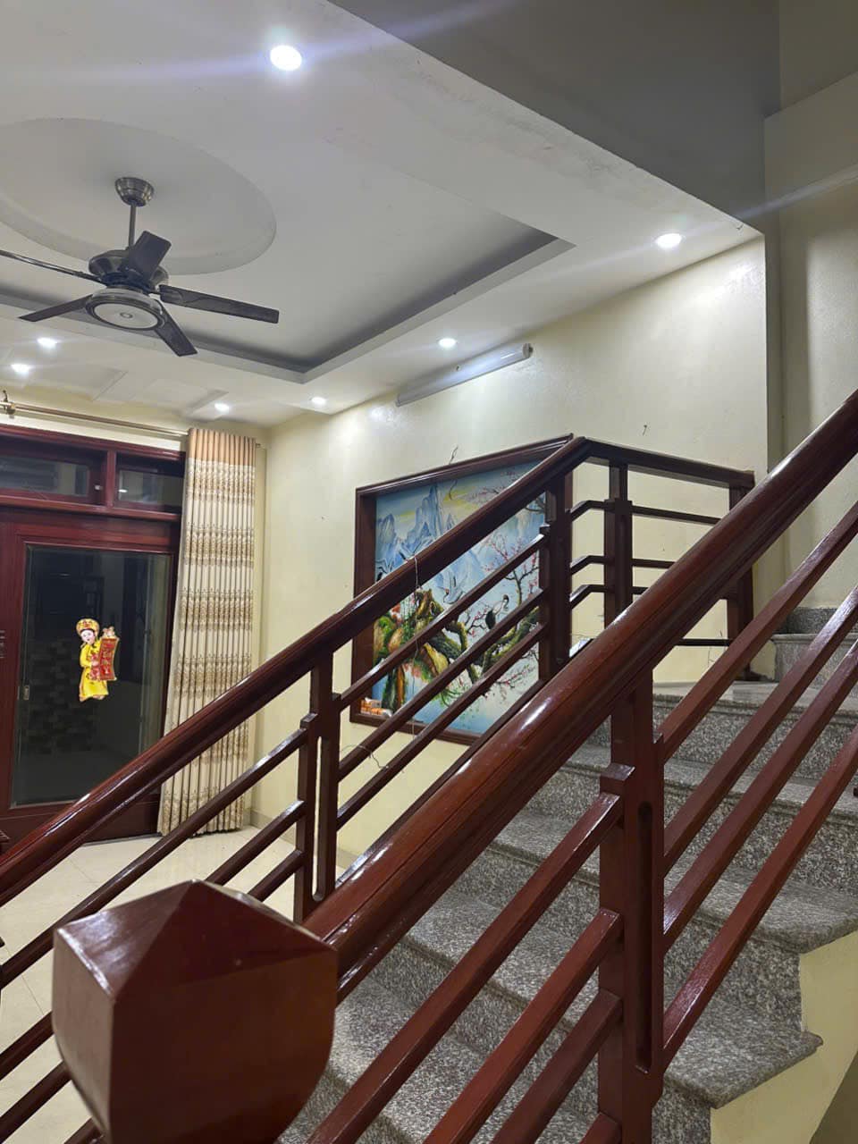 Nhà 3 tầng đẹp, vị trí đắc địa, gần trường học, giá hấp dẫn