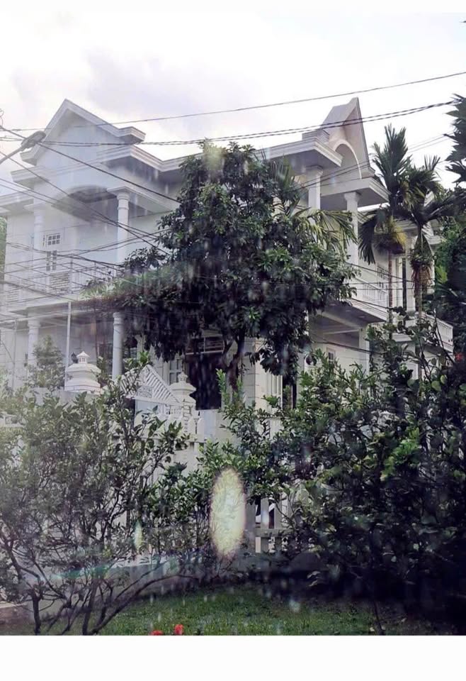 Nhà 2 tầng kiệt ô tô 204m2 Huế, mặt tiền rộng 17.5m, có gara xịn sò