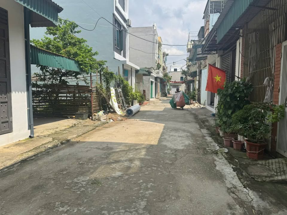 Nhà cấp 4 đường 8m ô tô tránh nhau, gần hồ cá Hiền Hoa, giá chỉ 2.xx tỷ