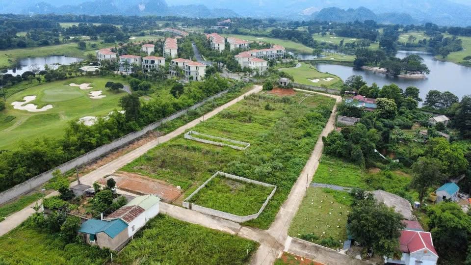 Lô góc tọa lạc tại vị trí đắc địa giữa ngã tư khu tái định cư Văn Mỹ, Hòa Bình