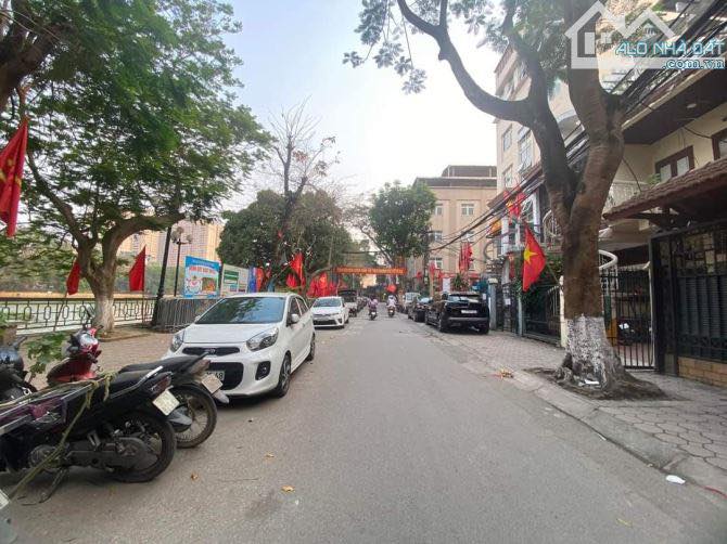 Bán đất tặng nhà 120m2 mặt phố Giáp Bát, sổ đỏ vuông vắn