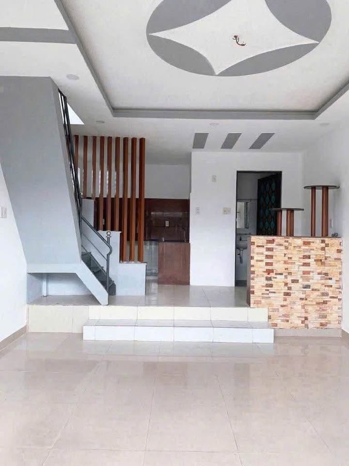 Tọa lạc tại vị trí đắc địa thuộc phường Phú Thạnh, thành phố Vĩnh Thạnh, căn nhà hai mặt tiền