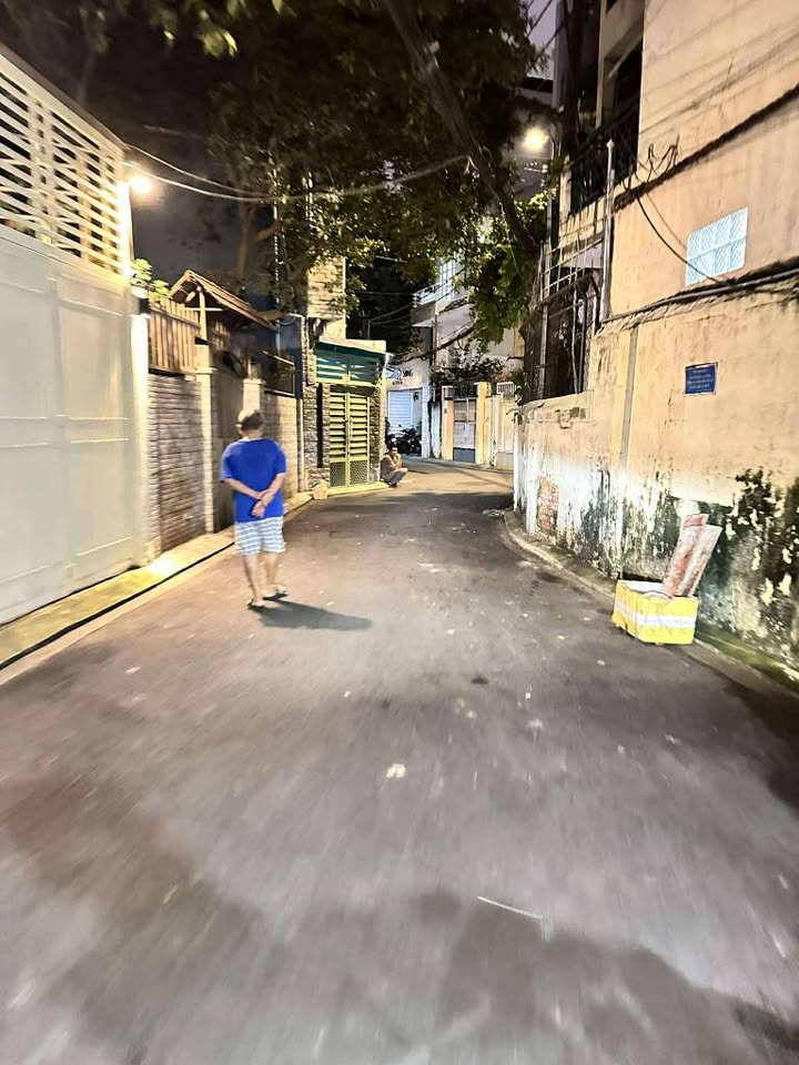 Bình Thạnh, nhà 33m2 sổ đẹp, 2 tầng, xe hơi tới nhà, sát chợ Bà Chiểu