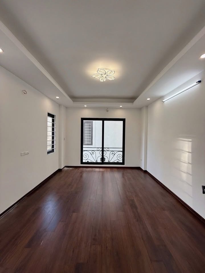 Nhà 5 tầng Việt Hưng – Ô tô đỗ cổng, 4 ngủ, giá hời hơn 6.5 tỷ