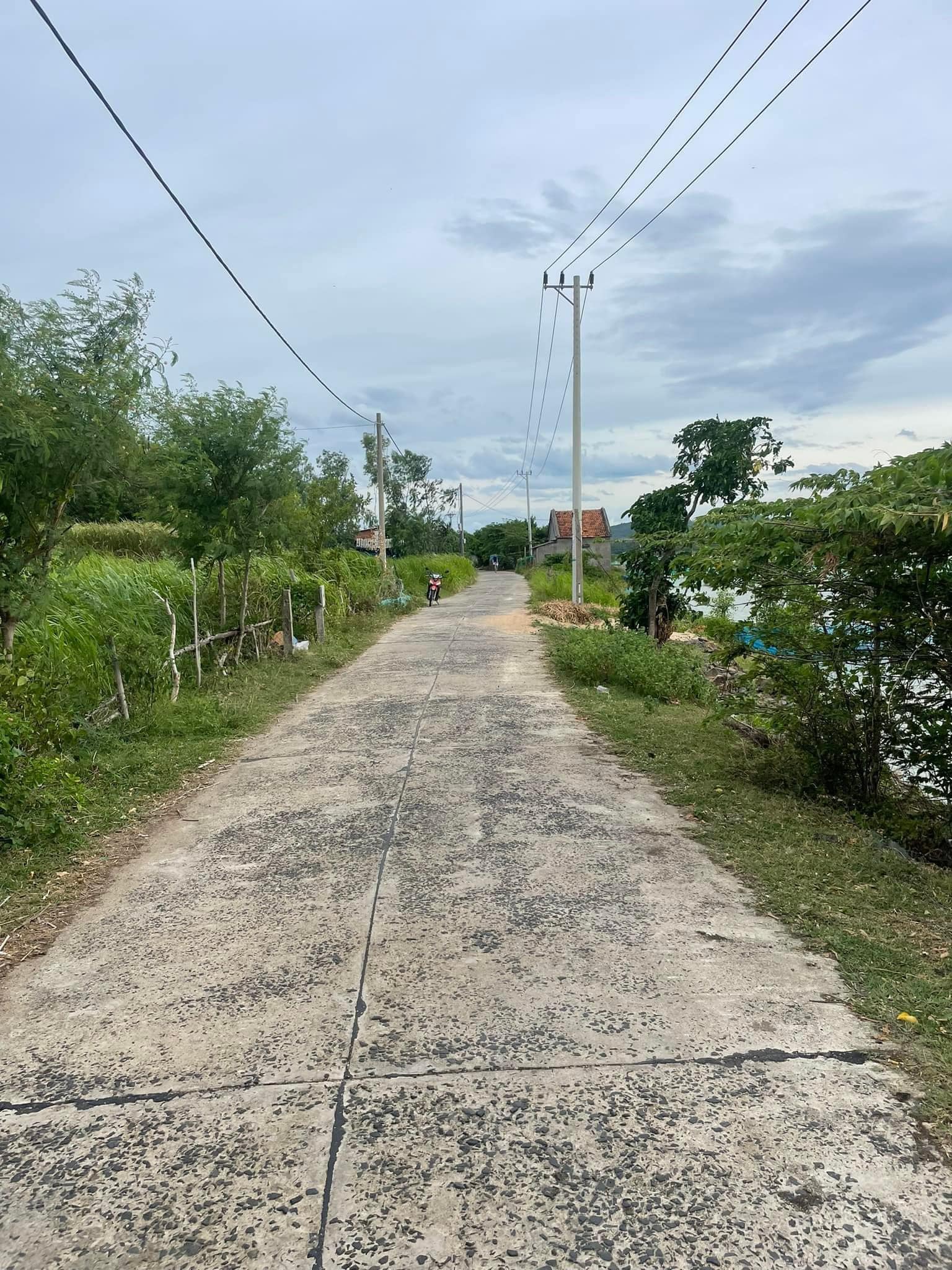 Tọa lạc tại vị trí đắc địa bên mặt Đầm Ô Loan mảnh đất này mang đến một không gian sống lý tưởng