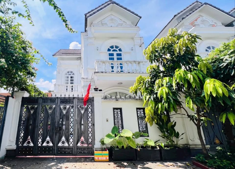 Biệt thự Hà Huy Giáp, quận 12, sân thượng thoáng mát