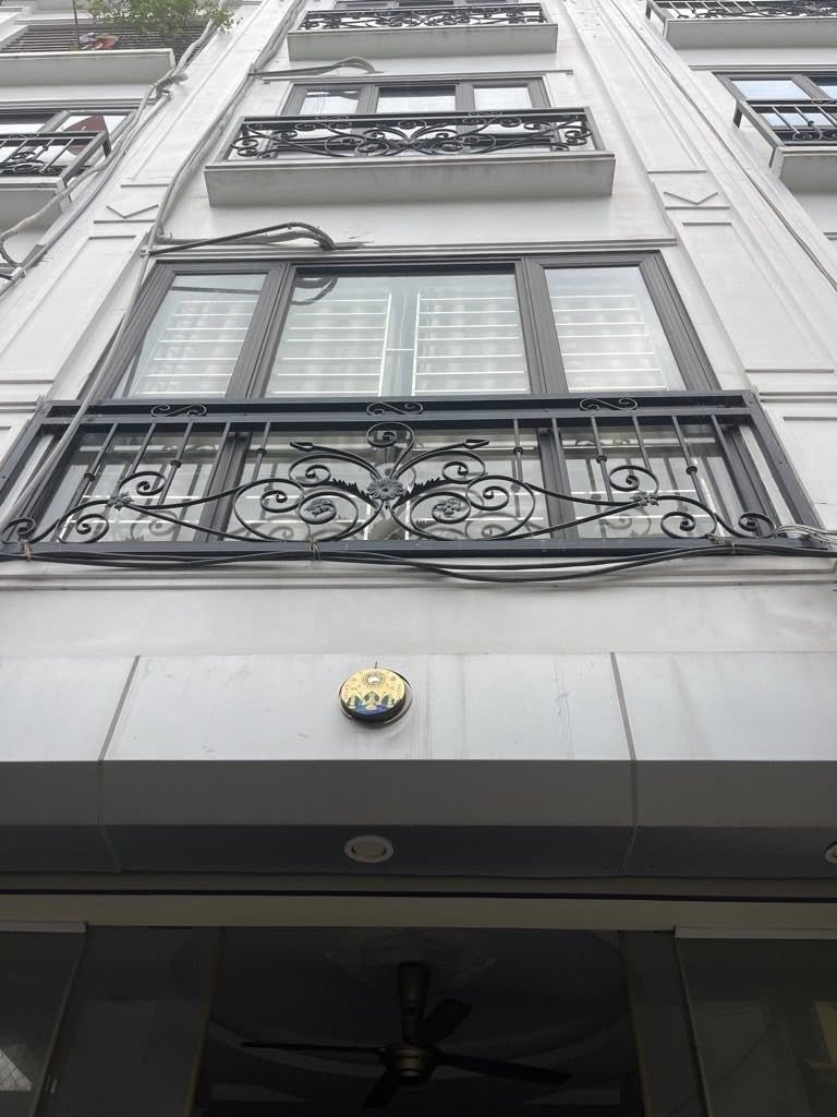 Nhà 41m², 4 tầng, 4 ngủ, hơn 6 tỷ, ngõ thông thoáng, tặng nội thất gỗ lim