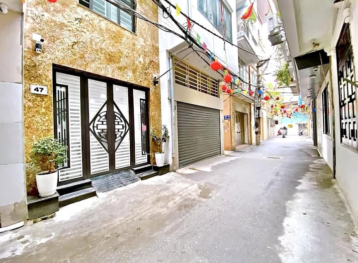 Lô góc ngõ thông ô tô 7 chỗ, kinh doanh sầm uất, chỉ hơn 8 tỷ