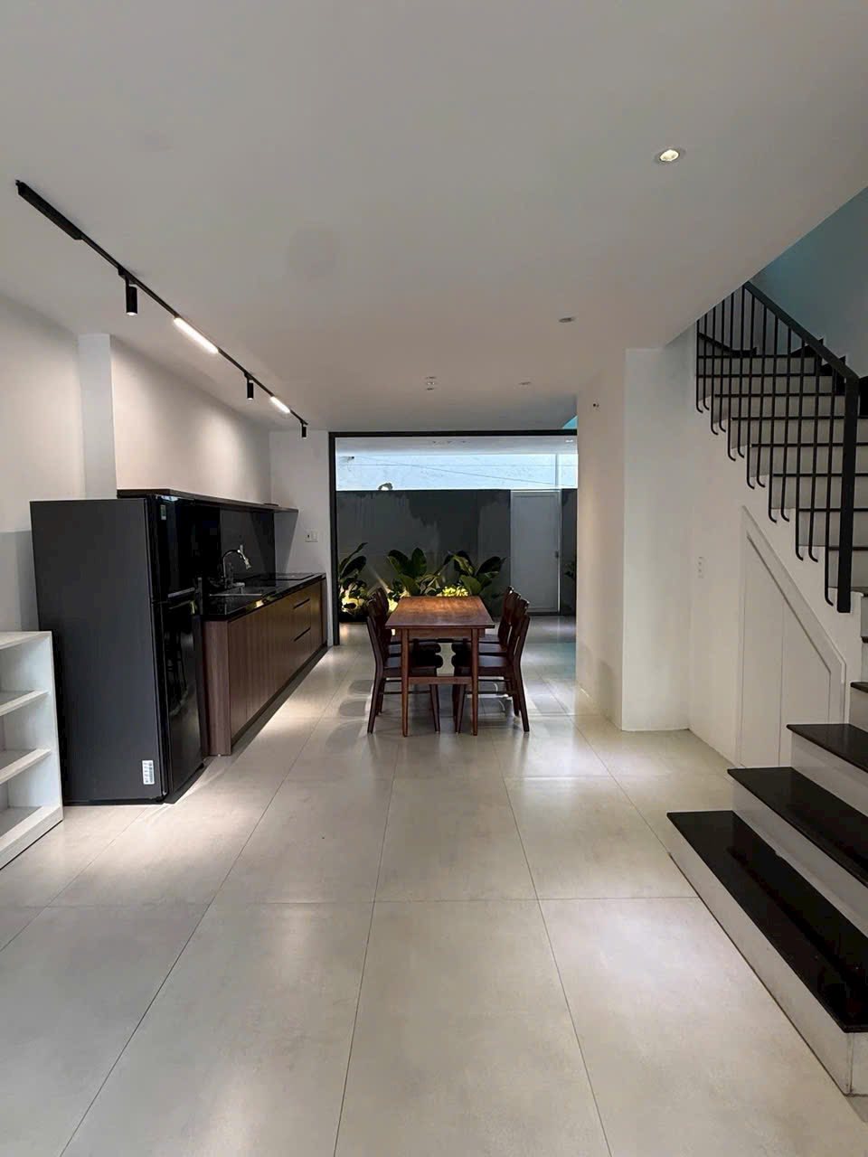 Chào bạn, mình có một căn nhà 3 tầng mới xây rất đẹp, nằm ngay mặt tiền hẻm Huy Cận