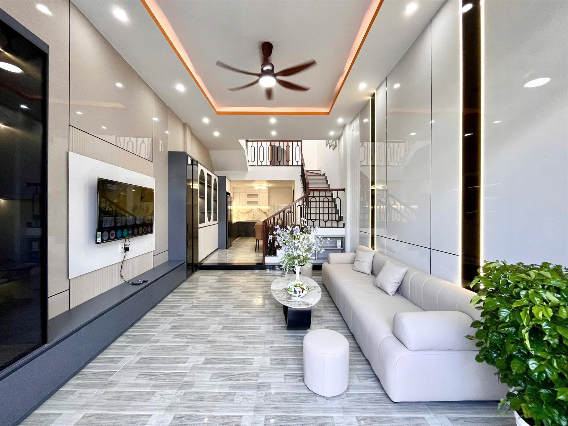 Nhà 2 tầng đẹp, full nội thất, kiệt oto ngay chợ chiều Tôn Đản, Đà Nẵng