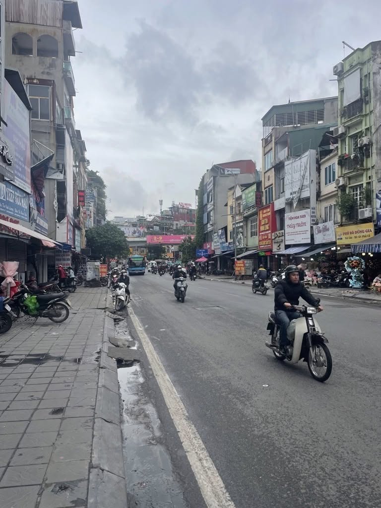 Nhà mặt phố kinh doanh đắc lợi - Vỉa hè rộng - Hai Bà Trưng