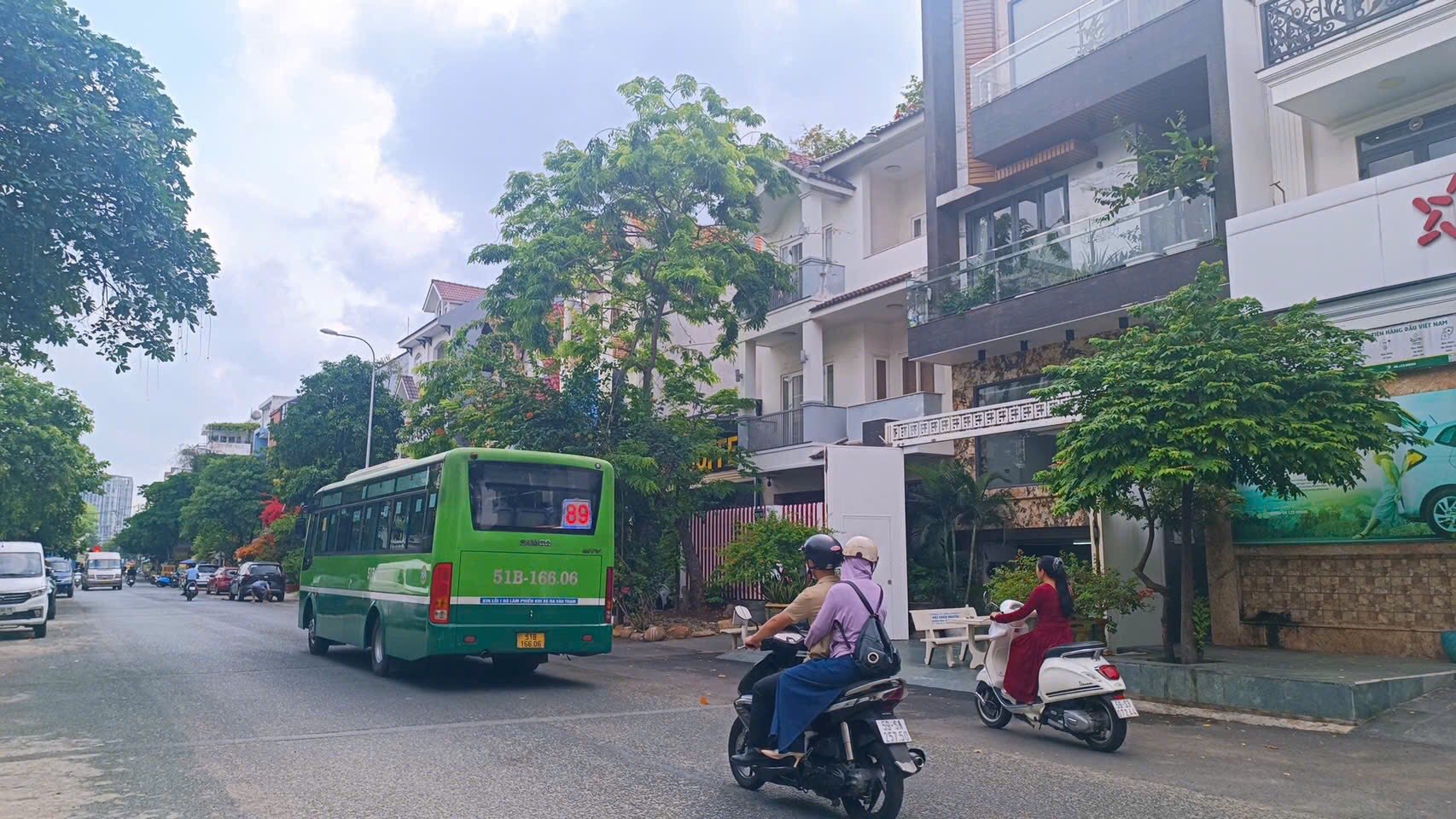 Dinh thự bên sông cổ kính, mặt tiền đường bàn cờ tại Thủ Đức