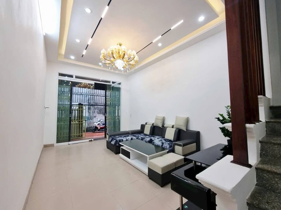 Nhà 3 tầng sân cổng riêng, ngõ trung tâm Điện Biên, oto đỗ gần, 50m2 - 2.1 tỷ