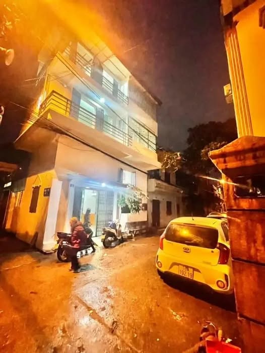 Lô góc Tô Hiến Thành - Ô tô tránh nhau, đỗ cửa ngày đêm